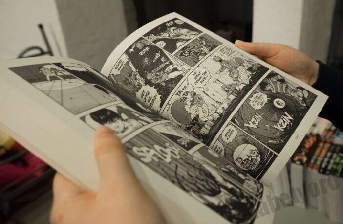 漫画を読む人