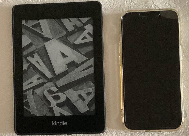 Kindle PaperwhiteとiPhoneの大きさ比較